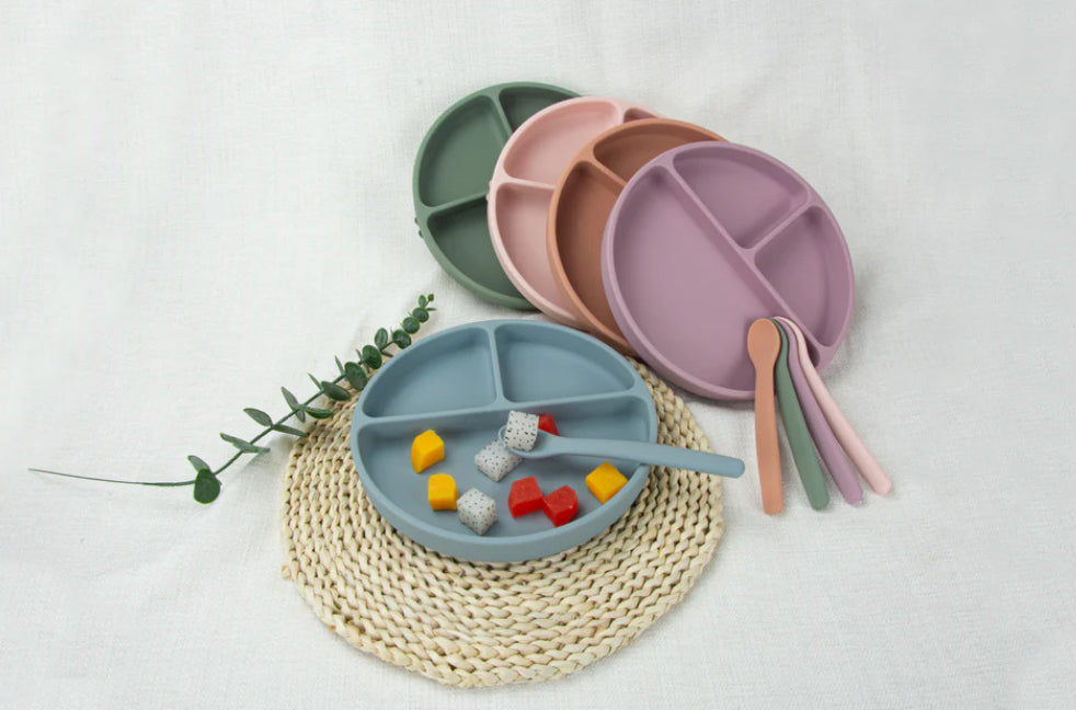 Little Eli - Silicone Suction Plate & Bendable Spoon & Storage bag - Light fern
