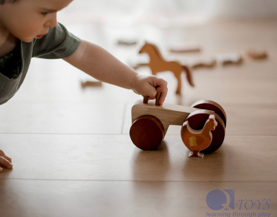 Qtoys Farm Animals and Tractor Set 3yrs+